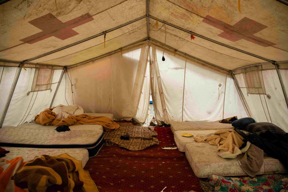 Cáritas de la Arquidiócesis de Rijeka, el Servicio Jesuita a Refugiados y la Cruz Roja ofrecen a solicitantes de asilo y migrantes que atraviesan la estación de ferrocarril de Rijeka, en Croacia, un lugar para ducharse, descansar y comer antes de continuar su viaje. 