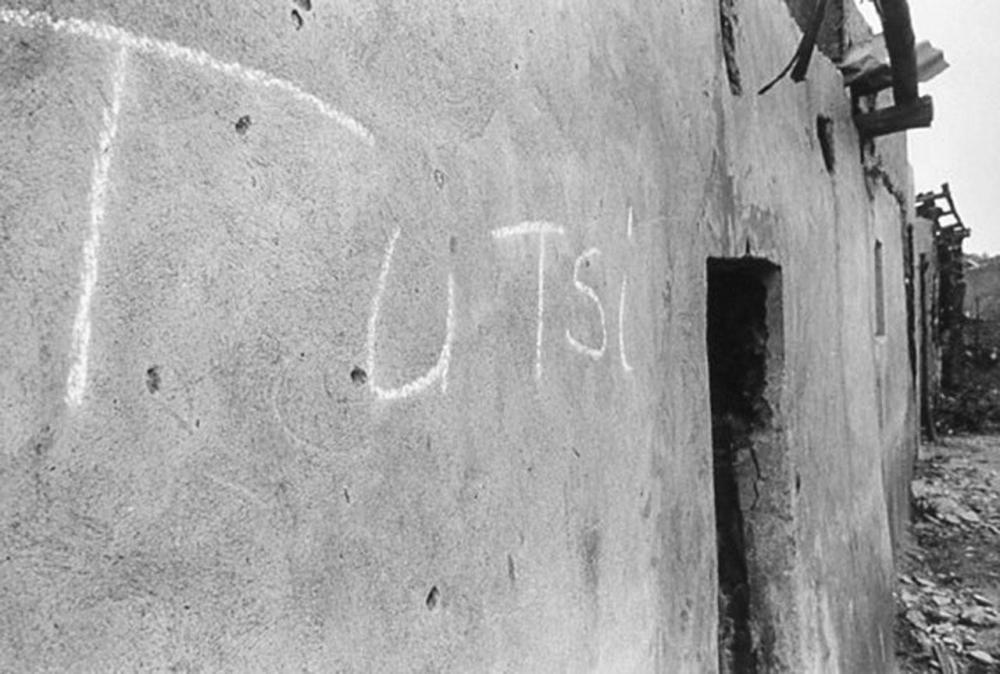 L’une des nombreuses maisons marquées du mot « Tutsi » dans un village déserté de l’est du Rwanda, à quelques kilomètres à peine d’une église à Nyarubuye où plus de 1 000 personnes ont été massacrées par des miliciens hutus.