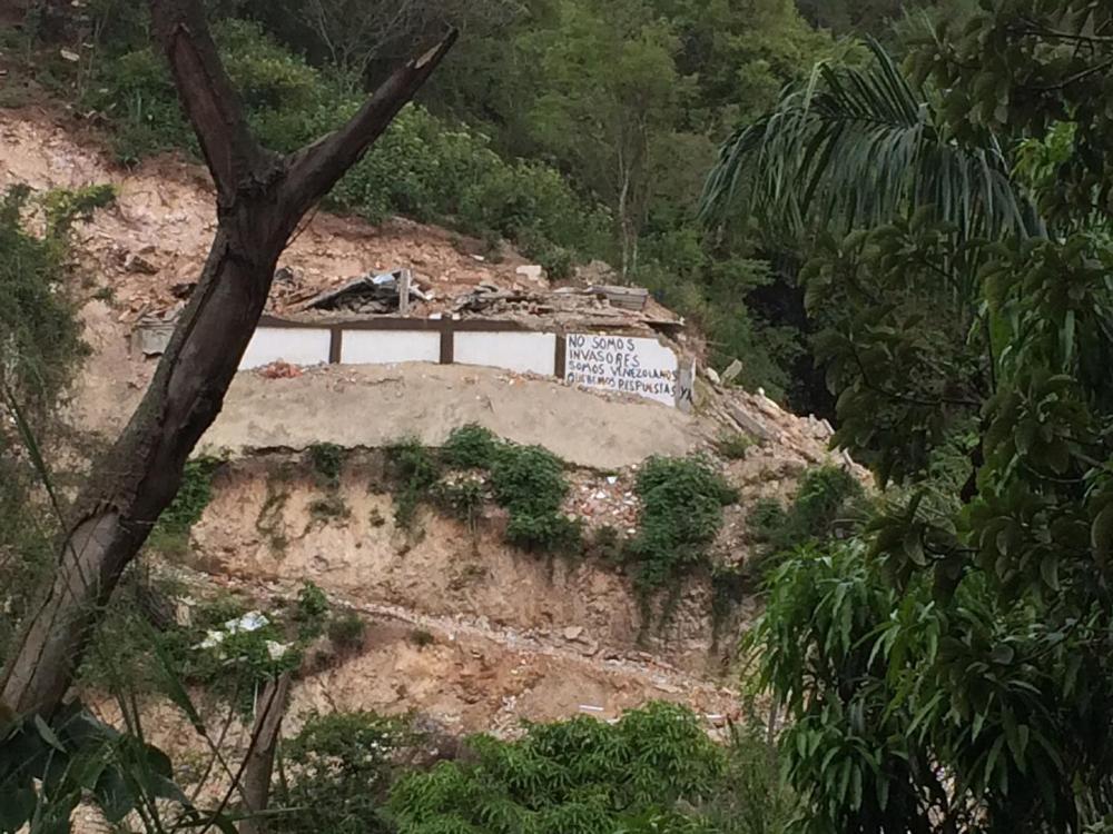 Residentes de viviendas demolidas a lo largo de la Carretera Panamericana en el estado de Miranda escribieron en una pared, “No somos invasores. Somos venezolanos. Queremos respuestas”. 
