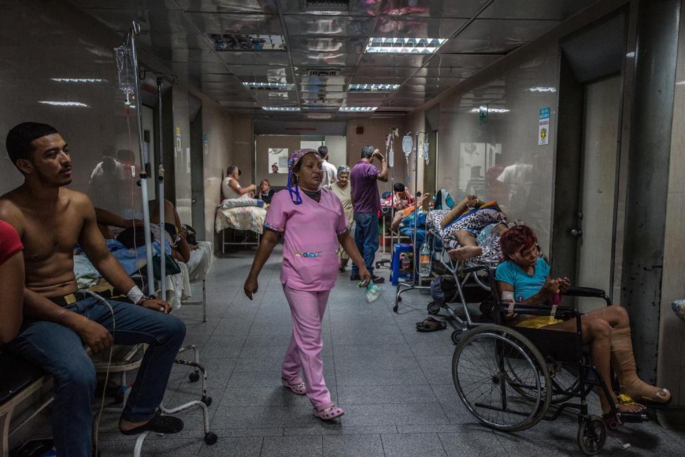 The crowded emergency room at the University Hospital Luis Razetti in Barcelona, April 16, 2016. 