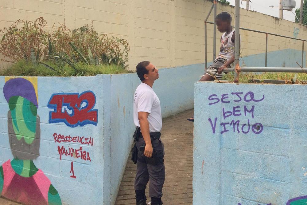 Military police officer Wallace Justo talks to a child at the Mangueira favela on January 14, 2016. © 2016 César Muñoz Acebes/Human Rights Watch 