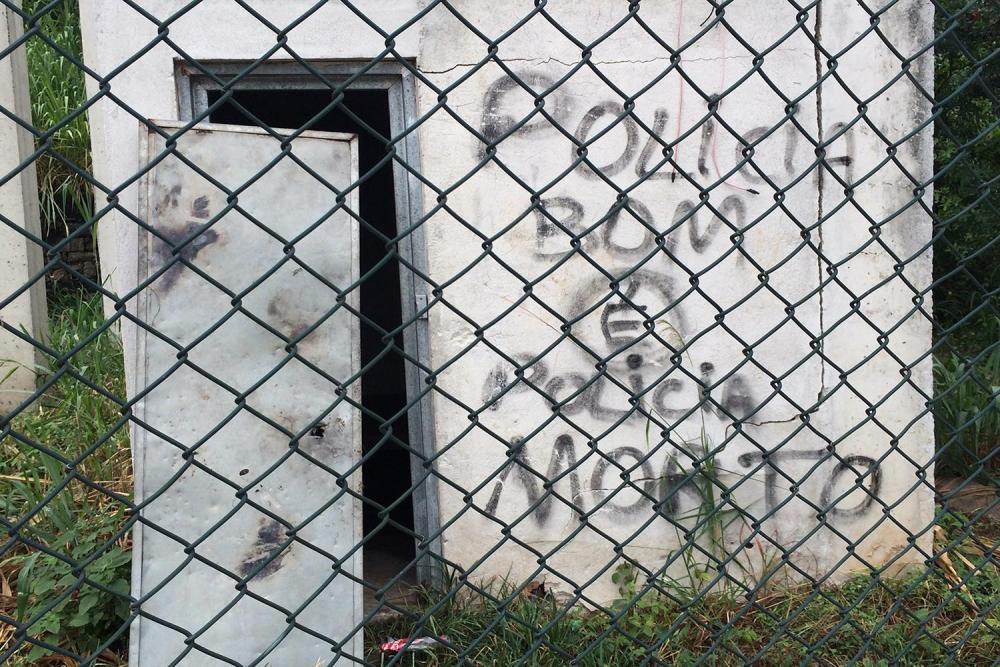 “A good cop is a dead cop.” The message was written on January 14, 2016 on a wall by a soccer court at the Mangueira favela, where police officers from the local Pacifying Police Unit (UPP) go play with local children. © 2016 César Muñoz 