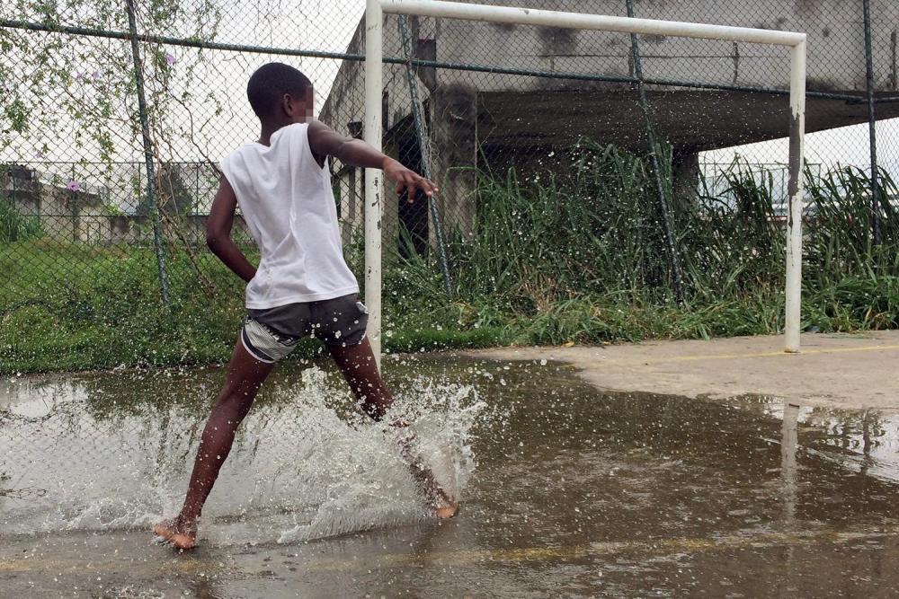A boy plays in the Mangueira favela on January 14, 2016.