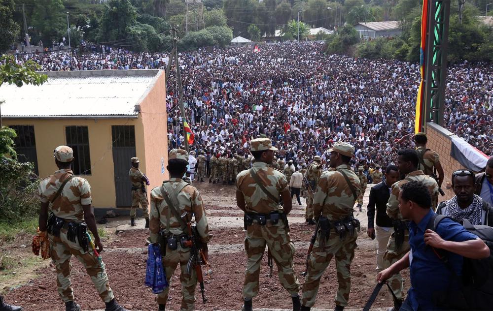Maafisa wa usalama waliokuwa wamejihami waliwatazama waandamanaji waliokuwa wakiandamana dhidi ya serikali wakati wa sherehe za kitamaduni za Irreechaa huko Bishoftu, Uhabeshi tarehe mbili Octoba 2016.