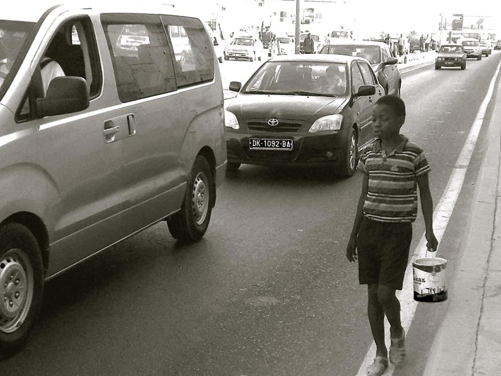 Un talibé mendie de l’argent parmi les embouteillages de Dakar au Sénégal, le 5 mai 2017. 