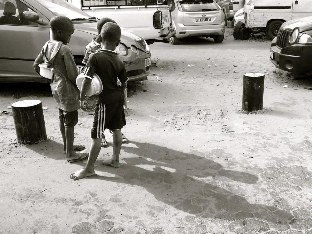 Des talibés mendient dans le centre ville de Dakar, au Sénégal, le 11 mai 2017. 