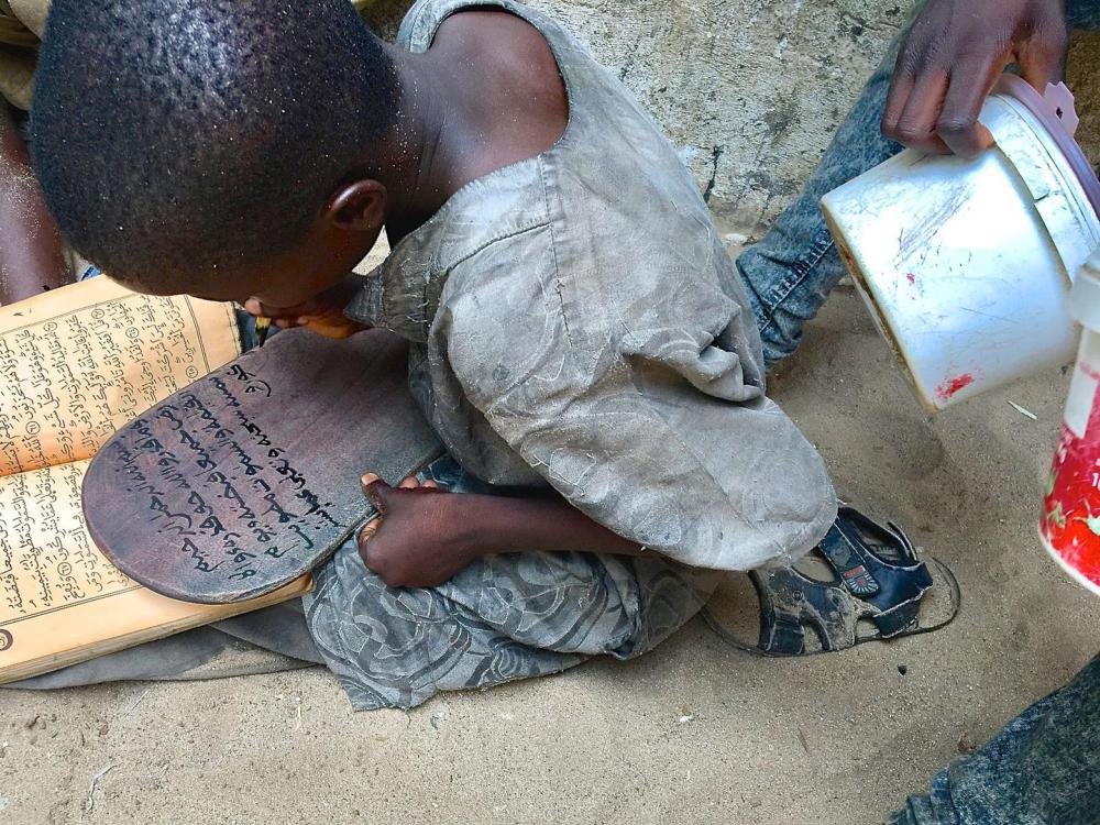 Un enfant talibé étudie le Coran dans un daara de Diourbel, au Sénégal, le 24 juin 2018.  