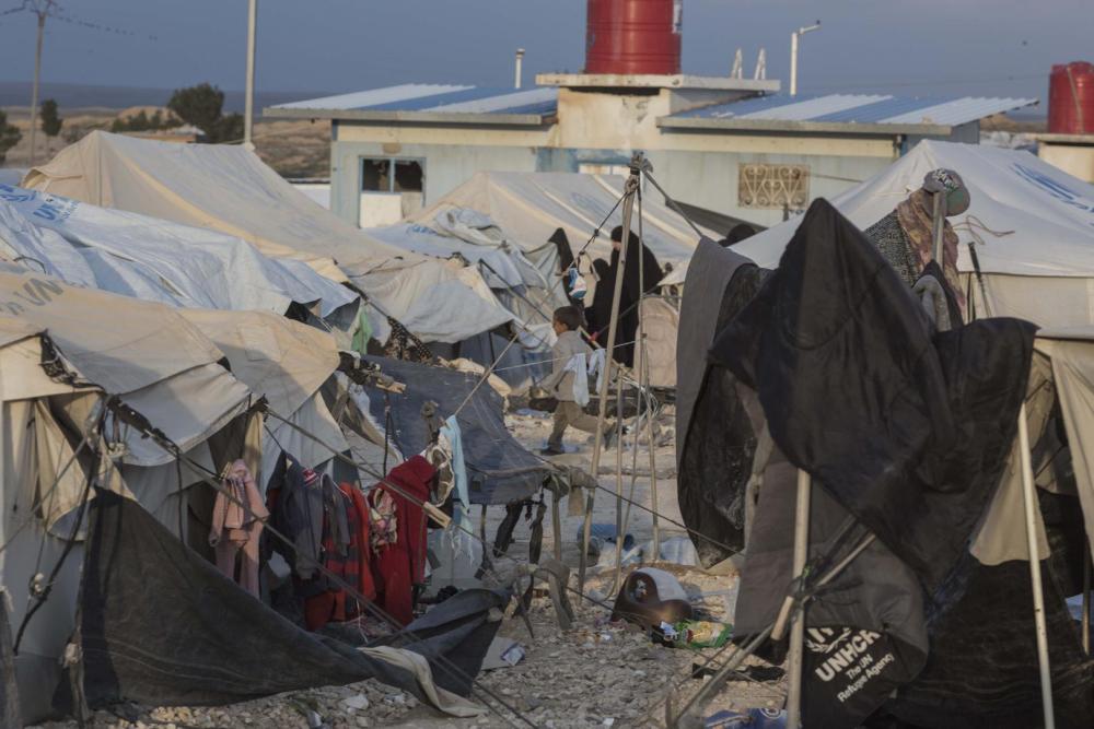 Rewş metirsîdar in li seranserî kampa el-Holê nemaze li pîvekê. Human Rights Watch dît tuwalêtên bi ser de rijiyayî, ava karîzan dikeve konên çiriyayî, Zarokên lawaz nava sergoyên dineqandin an jî dest û lingên xwe li erda konê dirêjkirî, bedenên wan tijî