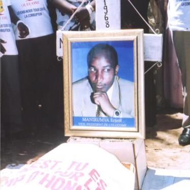 Les funérailles d’Ernest Manirumva, vice-président de l’Observatoire de lutte contre la corruption et les malversations économiques (OLUCOME), le 13 avril 2009. Manirumva, qui avait aidé à faire la lumière sur plusieurs affaires de corruption au Burundi, 