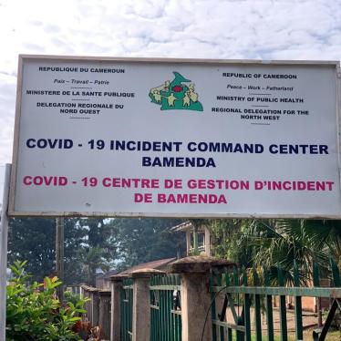 Un panneau situé à l’entrée du Centre de gestion d’incident de Covid-19 à Bamenda, dans la région du Nord-Ouest au Cameroun, en juin 2020.