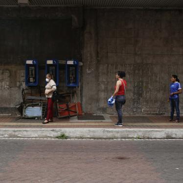 Mujeres practicando el distanciamiento social mientras esperan en la fila para ingresar a un supermercado, en un día que hombres deben permanecer en casa en la ciudad de Panamá el 3 de abril de 2020.