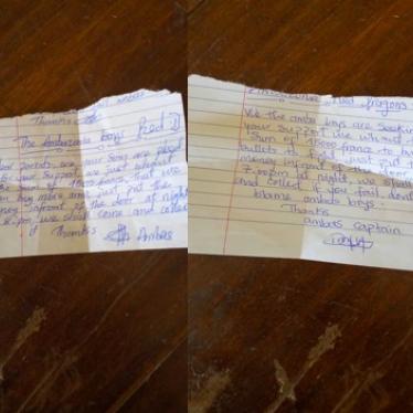 Deux notes déposées par des séparatistes armés à des domiciles de la ville de Mamfe, dans la région du Sud-Ouest du Cameroun, en juillet. Ces notes demandent aux habitants de verser 15 000 XAF [26 dollars US] aux Dragons rouges (« Red Dragons »), un groupe séparatiste armé, pour l’achat d’armes et de munitions.