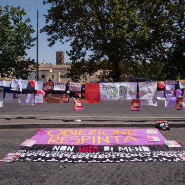 Striscioni e poster di un sit-in di attiviste Pro-Choice, organizzato dalla Rete Italiana Contraccezione Aborto, presso il Ministero della Saluta a Roma il 2 luglio 2020. Le attiviste e le organizzazioni hanno chiesto una contraccezione gratuita e accessibile e la garanzia dell’accesso all’aborto. 