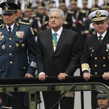 El presidente mexicano, Andrés Manuel López Obrador, al centro, junto con el Secretario de Defensa Luis Crescencio Sandoval, a la izquierda, y el Secretario de la Armanda, Vidal Francisco Soberón, en un vehículo militar descapotado durante el desfile militar del Día de la Independencia en el Zócalo, la plaza principal de la capital, Ciudad de México.