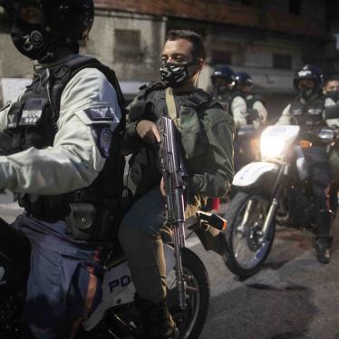 Miembros de la Guardia Nacional y la policía municipal manejan por el barrio de Petare en Caracas, Venezuela, el 7 de agosto de 2020, patrullando el área para asegurarse de que los residentes están cumpliendo con las regulaciones de Covid-19.