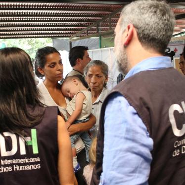 A Venezuelan woman talks with members of the Inter-American Commission on Human Rights (IACHR) during their visit to Cúcuta, Colombia, on February 6, 2020.