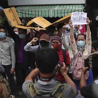 Supporters of Rong Chhun, president of the Cambodian Confederation of Unions, shout slogans in front of Phnom Penh Municipal Court in Phnom Penh, Cambodia on Saturday, August 1, 2020. 