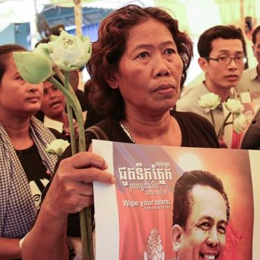 Cambodian people mourning the death of political commentator and human rights defender, Kem Ley, who was shot on July 10, 2016 (credit: LICADHO)