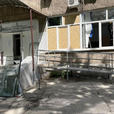Наслідки удару, що залишилися на землі після детонації вибухового боєприпасу (одного з щонайменше десяти в цьому районі) навпроти харківського пологового будинку №1, після обстрілу Харкова 23 травня, який завдав шкоди лікарні, 27 травня 2022 року