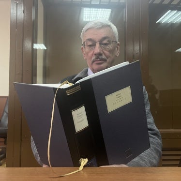 Олег Орлов читает "Процесс" Франца Кафки в московском суде во время своего судебного процесса, февраль 2024 года.