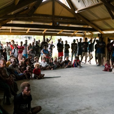 Community members of Walande learning about extended reality technology and discuss co-designing the messaging of Solwata. 