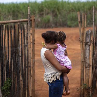 Jovana, uma mulher de 20 e poucos anos, com sua filha pequena. Elas vivem no estado de Minas Gerais e, assim como outros moradores, disse que aviões fazem aplicações frequentes de agrotóxicos sobre as casas da sua comunidade. Ela descreveu ter sido atingi