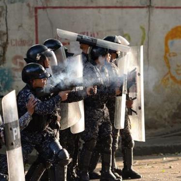 Policías se enfrentan con manifestantes criticis del gobierno en Los Mecedores, en Caracas, el 21 de enero de 2019.