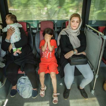 Girl and women ride on a bus in Tehran © Reuters