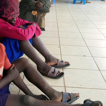 Des enfants des rues sont assis sur la véranda d’une maison à Kigali, la capitale du Rwanda, le 22 janvier 2020.